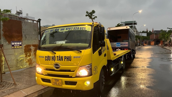 cứu hộ chí bảo chuyên cẩu kéo các loại xe,oto, xe tải,xe cẩu ,đầu kéo, roóc vận chuyển máy xe cơ giới 
