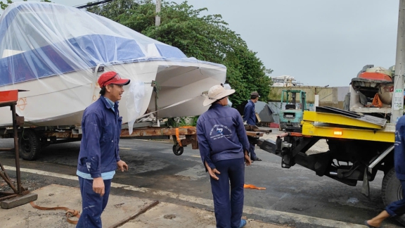 Cứu Hộ Tân Phú kéo kano từ xưởng đống tàu về x30