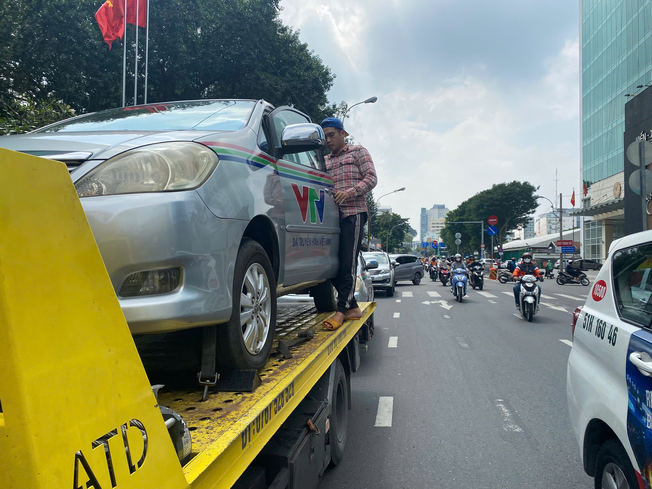 Cứu hộ giao thông Chí Bảo kéo xe truyền hình VTV về gara