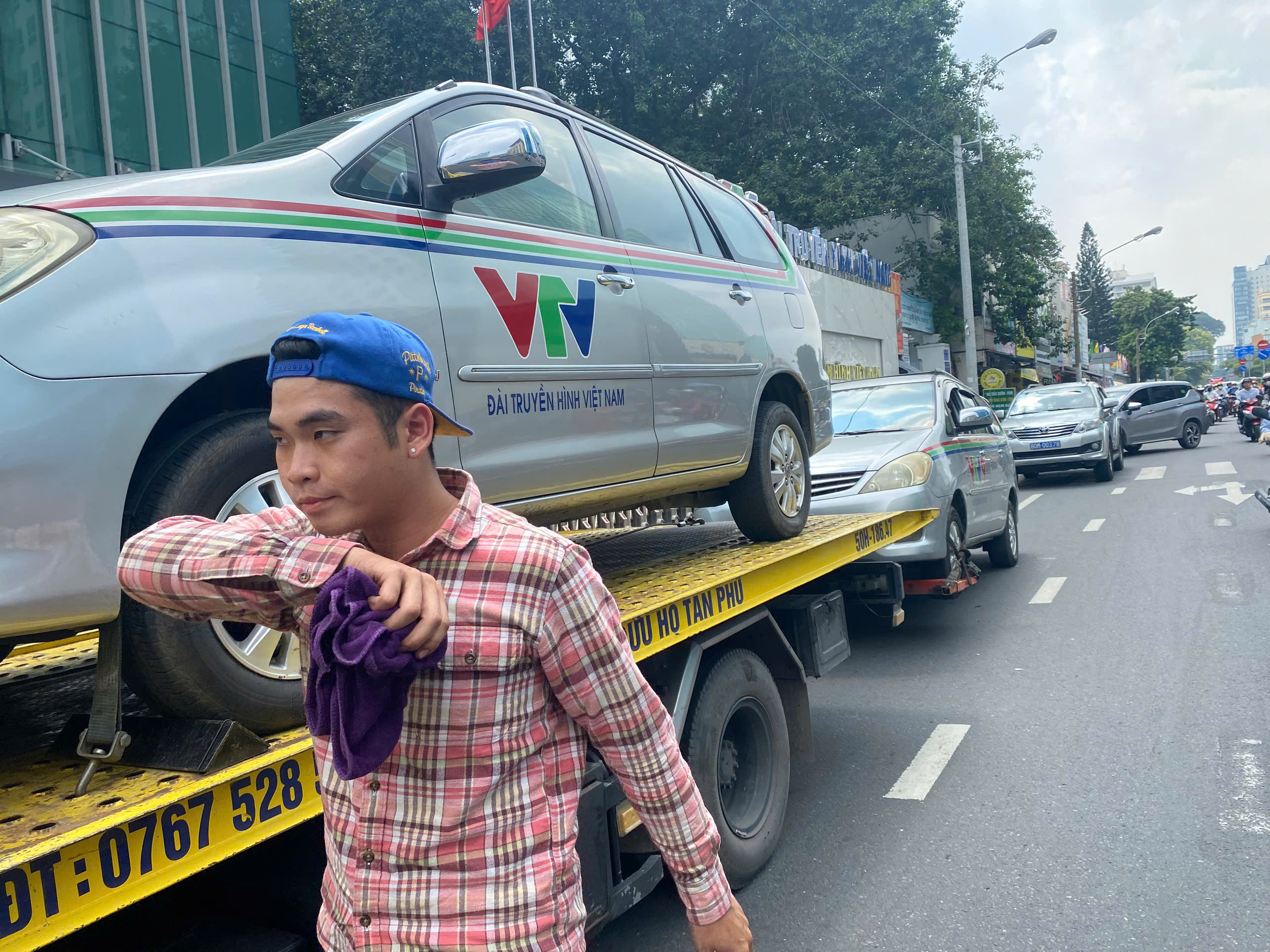 Nhân viên Cứu hộ giao thông Chí Bảo làm việc hỗ trợ xe truyền hình VTV