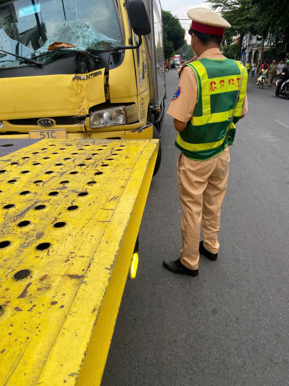 xử lý tai nạn giao thông cùng với lực lượng cảnh sát