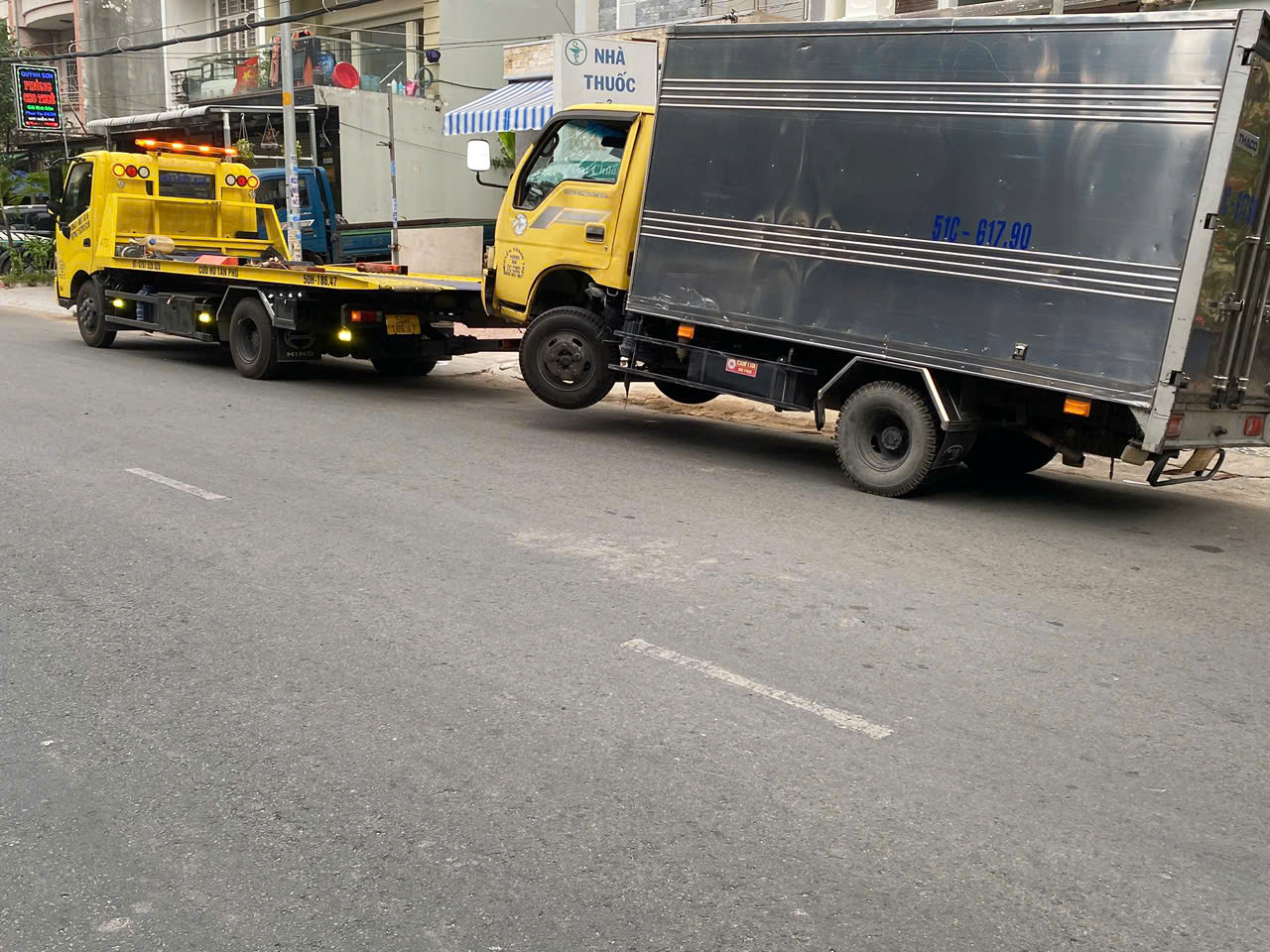 Kéo xe tai nạn của cứu hộ Chí Bảo